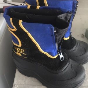 Size 9 kids snow boots toddler